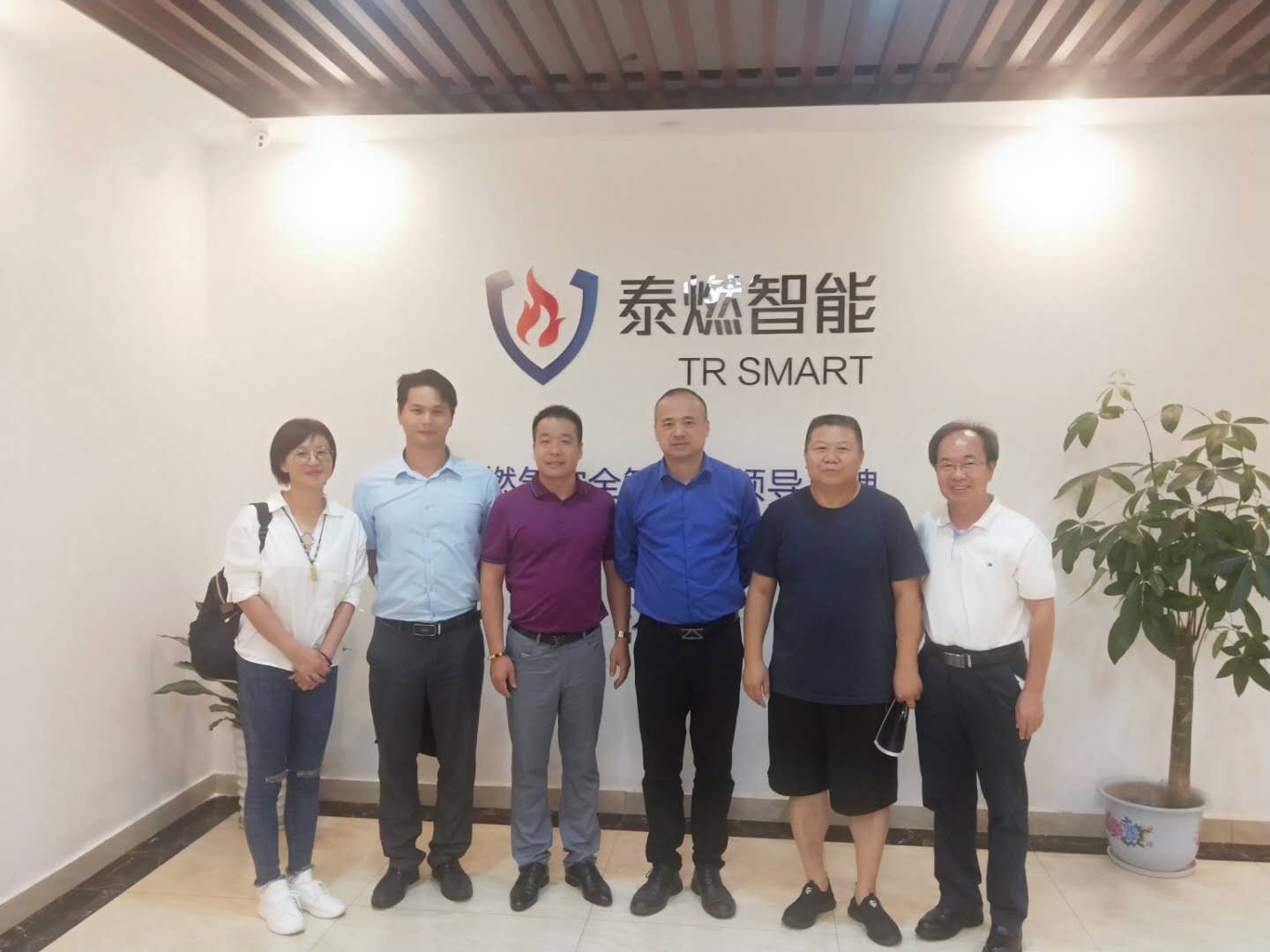 熱烈歡迎東莞華南設(shè)計(jì)創(chuàng)新院領(lǐng)導(dǎo)到訪泰燃智能